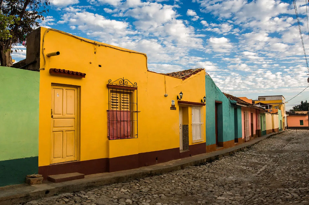 （圖為建筑涂料應(yīng)用圖）